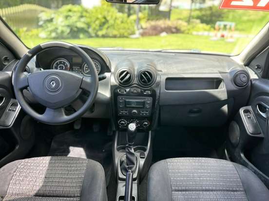 RENAULT-SANDERO-2012