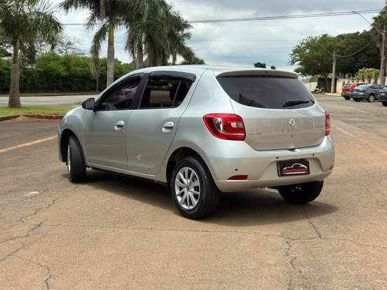 RENAULT-SANDERO-2016
