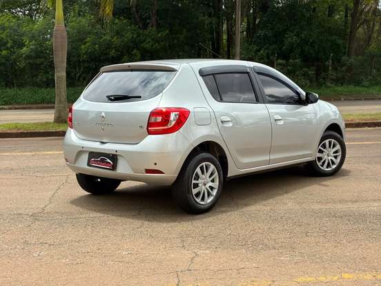 RENAULT-SANDERO-2016