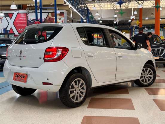 RENAULT-SANDERO-2015