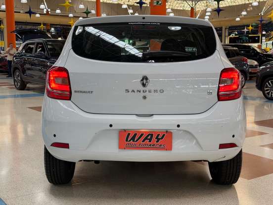 RENAULT-SANDERO-2015