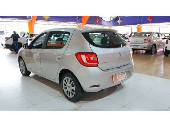 RENAULT-SANDERO-2015