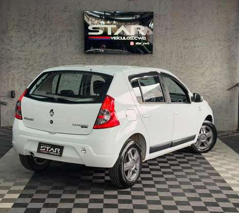 RENAULT-SANDERO-2010
