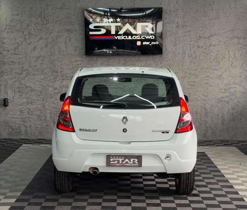 RENAULT-SANDERO-2010