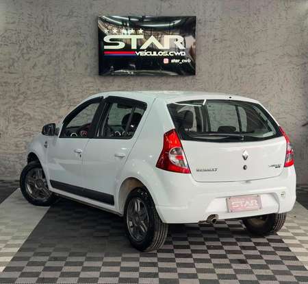 RENAULT-SANDERO-2010