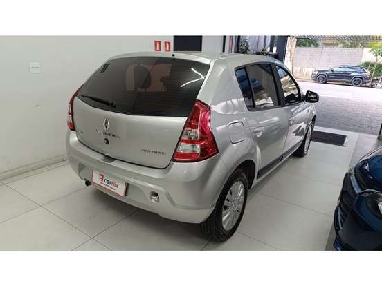 RENAULT-SANDERO-2012