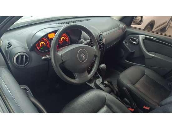 RENAULT-SANDERO-2012