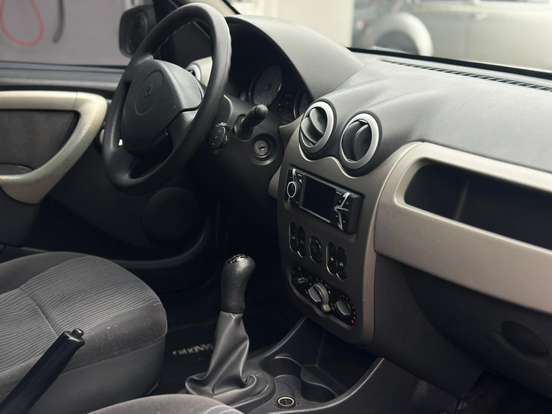 RENAULT-SANDERO-2010