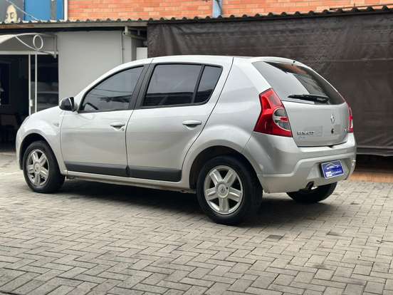 RENAULT-SANDERO-2010
