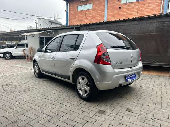 RENAULT-SANDERO-2010