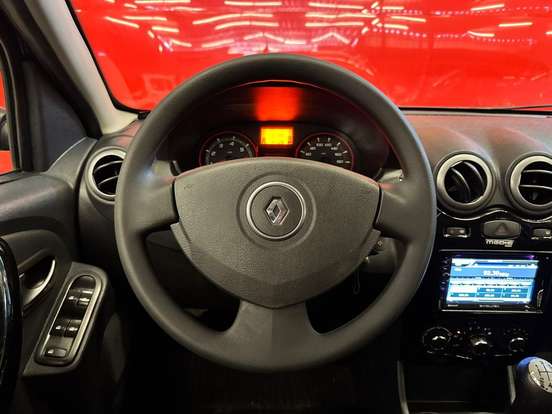 RENAULT-SANDERO-2012