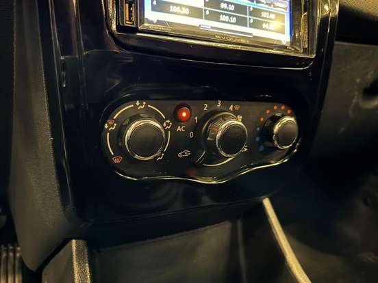 RENAULT-SANDERO-2012