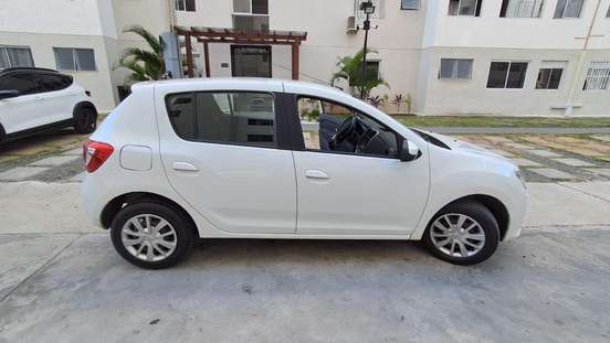 RENAULT-SANDERO-2017