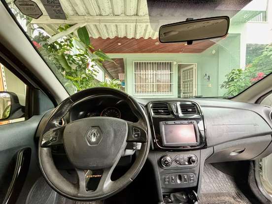 RENAULT-SANDERO-2018