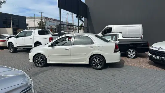 TOYOTA-ETIOS-1.5 PLATINUM SEDAN 16V FLEX 4P AUTOMÁTICO TOYOTA-ETIOS-2016