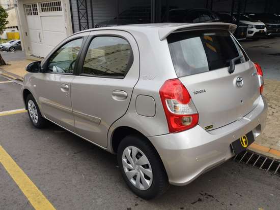 TOYOTA-ETIOS-2017