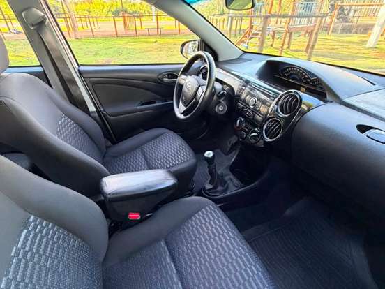 TOYOTA-ETIOS-1.5 XLS SEDAN 16V FLEX 4P MANUAL TOYOTA-ETIOS-2014
