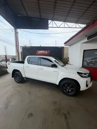 TOYOTA HILUX 2.8 D-4D TURBO DIESEL CD SR 4X4 AUTOMÁTICO