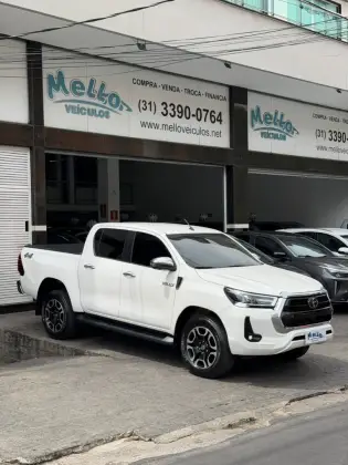 TOYOTA HILUX 2.8 D-4D TURBO DIESEL CD SRX 4X4 AUTOMÁTICO