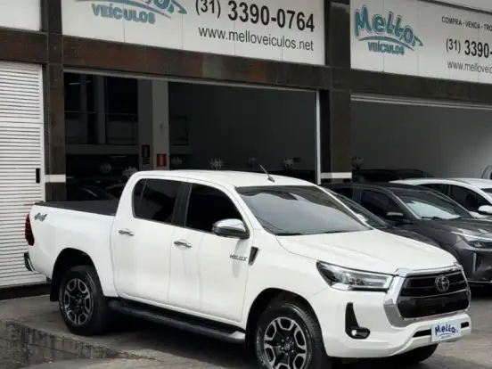 TOYOTA-HILUX-2.8 D-4D TURBO DIESEL CD SRX 4X4 AUTOMÁTICO TOYOTA-HILUX-2023