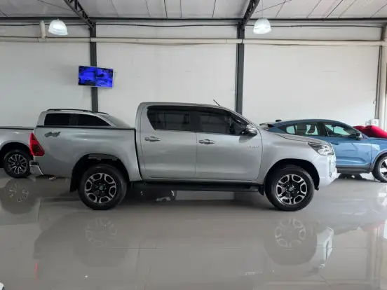 TOYOTA-HILUX-2.8 D-4D TURBO DIESEL CD SRX 4X4 AUTOMÁTICO TOYOTA-HILUX-2023