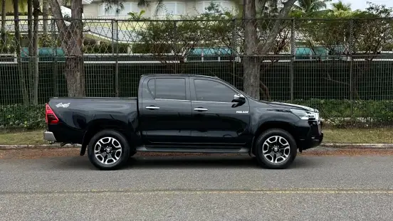 TOYOTA-HILUX-2.8 D-4D TURBO DIESEL CD SRX 4X4 AUTOMÁTICO TOYOTA-HILUX-2022