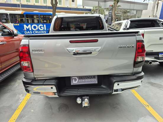 TOYOTA-HILUX-2023