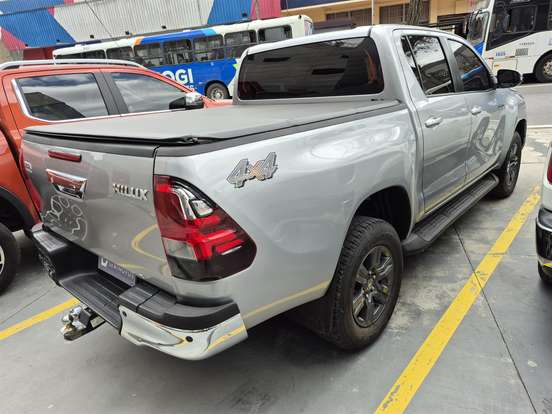 TOYOTA-HILUX-2.8 D-4D TURBO DIESEL CD SR 4X4 AUTOMÁTICO TOYOTA-HILUX-2023