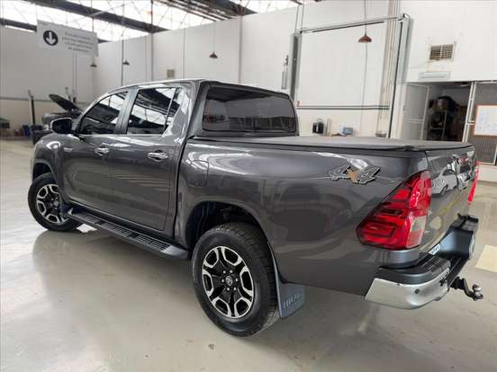 TOYOTA-HILUX-2.8 D-4D TURBO DIESEL CD SRV 4X4 AUTOMÁTICO TOYOTA-HILUX-2023