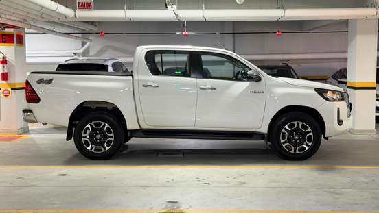 TOYOTA-HILUX-2021