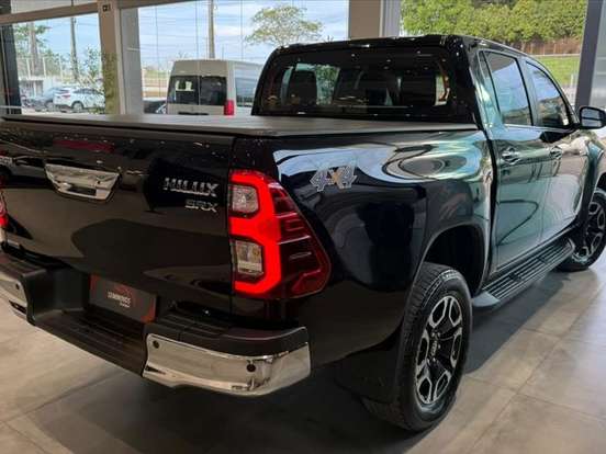 TOYOTA-HILUX-2.8 D-4D TURBO DIESEL CD SRX 4X4 AUTOMÁTICO TOYOTA-HILUX-2023