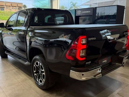 TOYOTA-HILUX-2.8 D-4D TURBO DIESEL CD SRX 4X4 AUTOMÁTICO TOYOTA-HILUX-2023