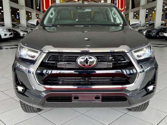 TOYOTA-HILUX-2.8 D-4D TURBO DIESEL CD SRX 4X4 AUTOMÁTICO TOYOTA-HILUX-2025