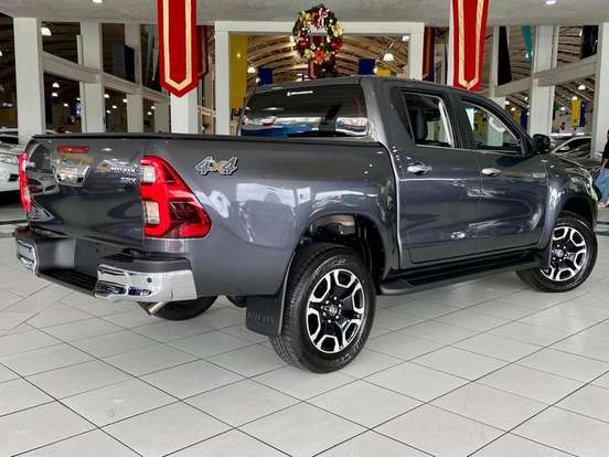 TOYOTA-HILUX-2.8 D-4D TURBO DIESEL CD SRX 4X4 AUTOMÁTICO TOYOTA-HILUX-2025