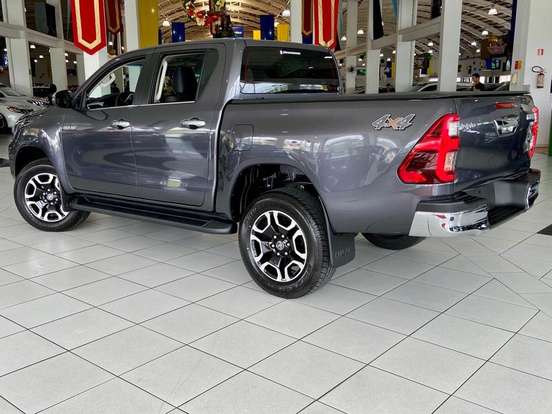 TOYOTA-HILUX-2.8 D-4D TURBO DIESEL CD SRX 4X4 AUTOMÁTICO TOYOTA-HILUX-2025