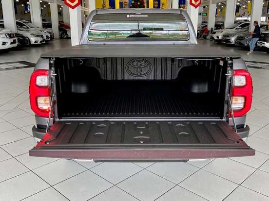TOYOTA-HILUX-2.8 D-4D TURBO DIESEL CD SRX 4X4 AUTOMÁTICO TOYOTA-HILUX-2025