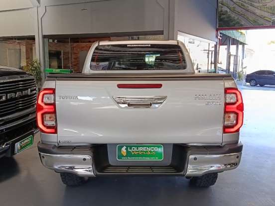 TOYOTA-HILUX-2.8 D-4D TURBO DIESEL CD SRX 4X4 AUTOMÁTICO TOYOTA-HILUX-2023