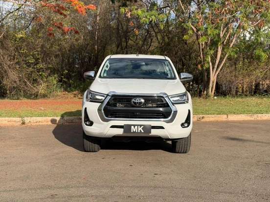 TOYOTA-HILUX-2.8 D-4D TURBO DIESEL CD SRX 4X4 AUTOMÁTICO TOYOTA-HILUX-2023