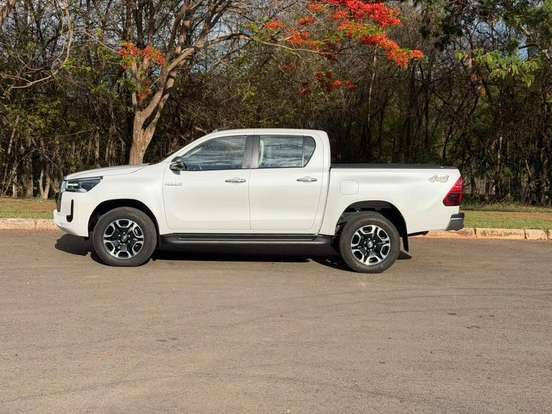 TOYOTA-HILUX-2023