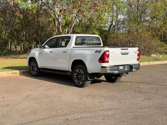 TOYOTA-HILUX-2.8 D-4D TURBO DIESEL CD SRX 4X4 AUTOMÁTICO TOYOTA-HILUX-2023