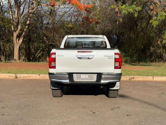 TOYOTA-HILUX-2023