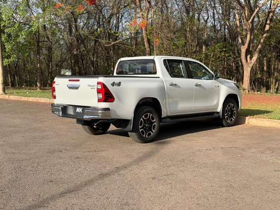 TOYOTA-HILUX-2023