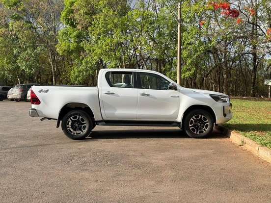 TOYOTA-HILUX-2.8 D-4D TURBO DIESEL CD SRX 4X4 AUTOMÁTICO TOYOTA-HILUX-2023