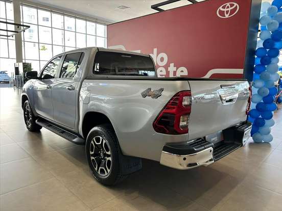 TOYOTA-HILUX-2.8 D-4D TURBO DIESEL CD SRX 4X4 AUTOMÁTICO TOYOTA-HILUX-2025