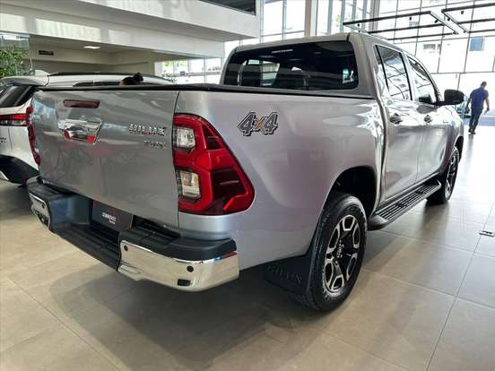 TOYOTA-HILUX-2.8 D-4D TURBO DIESEL CD SRX 4X4 AUTOMÁTICO TOYOTA-HILUX-2025