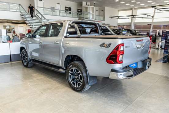 TOYOTA-HILUX-2.8 D-4D TURBO DIESEL CD SRX 4X4 AUTOMÁTICO TOYOTA-HILUX-2023