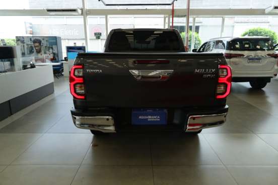 TOYOTA-HILUX-2.8 D-4D TURBO DIESEL CD SRX 4X4 AUTOMÁTICO TOYOTA-HILUX-2025