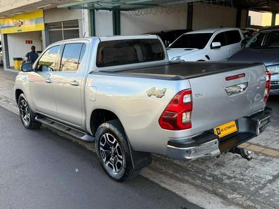 TOYOTA-HILUX-2023