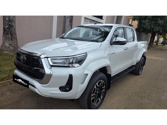 TOYOTA HILUX 2.8 D-4D TURBO DIESEL CD SRX PLUS 4X4 AUTOMÁTICO