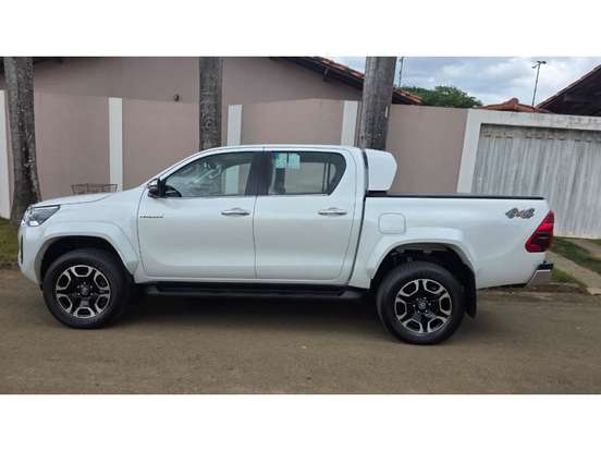TOYOTA-HILUX-2.8 D-4D TURBO DIESEL CD SRX PLUS 4X4 AUTOMÁTICO TOYOTA-HILUX-2025